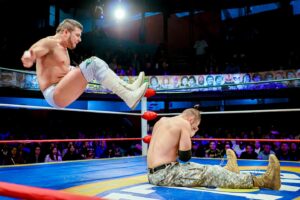 Travis Gordon Instagram - Así se vivió el mano a mano que sostuvieron en el #SábadoDeColiseo, @theflipgordon y @angeldeorocmll, donde el norteamericano se apoderó de la victoria tras una extenuaste batalla. 
 📸 @elfotografodelasluchas 

#CMLL #LuchaLibre #LuchaLibreMexicana #LuchaLibreCMLL #ArenaMexico #Luchador #Wrestling #MexicanWrestling #follow