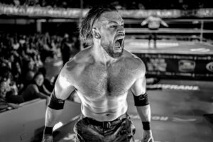 Travis Gordon Instagram - Tras un extraordinario enfrentamiento en mano a mano en la Arena Coliseo, @theflipgordon logró imponerse ante @barbaro_cavernario en un ambiente hostil para el norteamericano en El Embudo de Perú 77. Al final, el público se le entregó al técnico y al integrante de Los Bárbaros premiando su épico duelo con una impresionante ovación. 
📸 @elfotografodelasluchas 

#CMLL #LuchaLibre #LuchaLibreMexicana #Luchador #Wrestling #MexicanWrestling #follow #ArenaColiseo #FlipGordon #BarbaroCavernario
