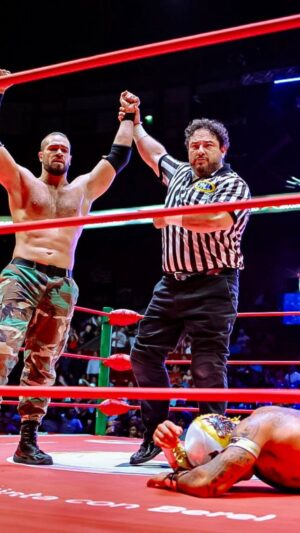 Travis Gordon Instagram - ¡Flip! ¡Flip! ¡Flip! ¡Flip Gordon se apodera de la victoria junto a Los Hermanos Chávez y lanza el desafío a Templario para exponer el Campeonato Mundial Medio del CMLL!

📺 #ViernesEspectacularCMLL en vivo y en exclusiva para miembros “Campeón Mundial” y “Leyenda” del canal ⇒ https://www.youtube.com/channel/UC3lOpKjW4_j4PGXWLNTt4iQ/join