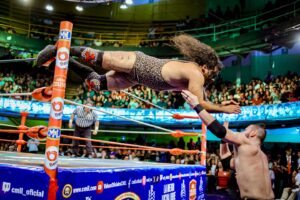 Travis Gordon Instagram - Tras un extraordinario enfrentamiento en mano a mano en la Arena Coliseo, @theflipgordon logró imponerse ante @barbaro_cavernario en un ambiente hostil para el norteamericano en El Embudo de Perú 77. Al final, el público se le entregó al técnico y al integrante de Los Bárbaros premiando su épico duelo con una impresionante ovación. 
📸 @elfotografodelasluchas 

#CMLL #LuchaLibre #LuchaLibreMexicana #Luchador #Wrestling #MexicanWrestling #follow #ArenaColiseo #FlipGordon #BarbaroCavernario