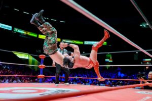 Travis Gordon Instagram - ¡Fenomenal victoria! El estadounidense @theflipgordon se empleó a fondo en el #DomingoFamiliarCMLL para dar cuenta de @nieblaroja_cmll_original en un extraordinario mano a mano. 
📸 @elfotografodelasluchas 

#CMLL #LuchaLibre #LuchaLibreMexicana #LuchaLibreCMLL #ArenaMexico #Luchador #Wrestling #MexicanWrestling #follow
