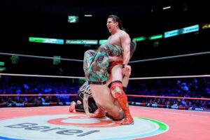 Travis Gordon Instagram - ¡Fenomenal victoria! El estadounidense @theflipgordon se empleó a fondo en el #DomingoFamiliarCMLL para dar cuenta de @nieblaroja_cmll_original en un extraordinario mano a mano. 
📸 @elfotografodelasluchas 

#CMLL #LuchaLibre #LuchaLibreMexicana #LuchaLibreCMLL #ArenaMexico #Luchador #Wrestling #MexicanWrestling #follow