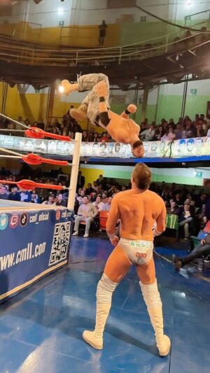 Travis Gordon Instagram - 😳 Tras este impacto espectacular, @theflipgordon abrió el camino a su victoria ante @angeldeorocmll en un mano a mano internacional en la @arenacoliseo_oficial 
🎥 @elfotografodelasluchas 

#CMLL #LuchaLibre #Wrestling #Mexico #SlowMotion  #FlipGordon #AngelDeOro #Oro #Gold #Reels