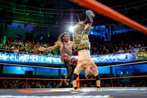Travis Gordon Instagram - Tras un extraordinario enfrentamiento en mano a mano en la Arena Coliseo, @theflipgordon logró imponerse ante @barbaro_cavernario en un ambiente hostil para el norteamericano en El Embudo de Perú 77. Al final, el público se le entregó al técnico y al integrante de Los Bárbaros premiando su épico duelo con una impresionante ovación. 
📸 @elfotografodelasluchas 

#CMLL #LuchaLibre #LuchaLibreMexicana #Luchador #Wrestling #MexicanWrestling #follow #ArenaColiseo #FlipGordon #BarbaroCavernario