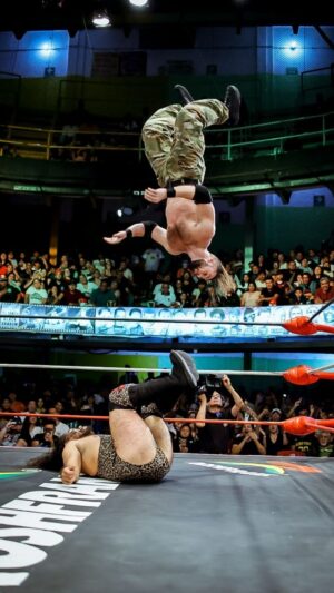 Travis Gordon Instagram - ¡Duelo extraordinario! Flip Gordon y Bárbaro Cavernario se llevan el reconocimiento de la afición luego de un magnífico mano a mano en el que triunfa el técnico. 

📺 Disfruta el #SábadoDeColiseo en vivo y en exclusiva para miembros “Leyenda” del canal ⇒ https://www.youtube.com/channel/UC3lOpKjW4_j4PGXWLNTt4iQ/join