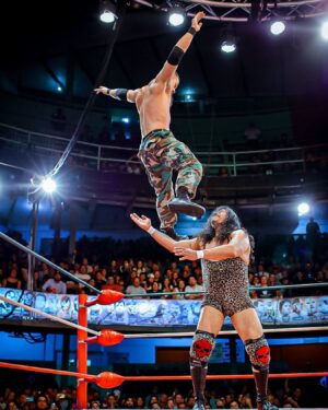 Travis Gordon Instagram - Tijeras Altísimas 🦅

Photo by @elfotografodelasluchas 📸

#LuchaLibre #プロレス #ProWrestling #CMLL #ArenaColiseo #FlipGordon #Luchador