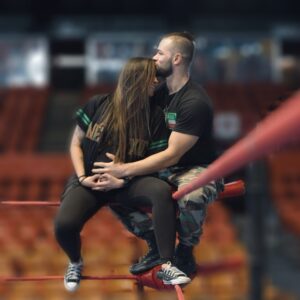 Travis Gordon Instagram - Primero, nos tuvimos el uno al otro; y en unas horas , días o semanas, te tendremos a ti; y ahora si lo tenemos todo.🥰♥️

Tuvimos un deseo y se hizo realidad. 
😍❤

📸 @cristian2222