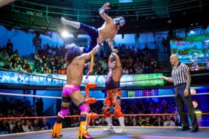 Travis Gordon Instagram - En la lucha estelar del #SábadoDeColiseo, @voladorjrcmll, @theflipgordon y @starjrcmll vencieron a Averno, @stuka_jr y @yosoydragon. 
📸 @elfotografodelasluchas 

#CMLL #LuchaLibre #LuchaLibreMexicana #Luchador #Wrestling #MexicanWrestling #follow