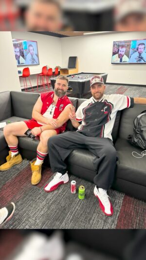 Travis Kelce Instagram - What an amazing night in Cincinnati!! @gobearcats thanks for  all the help throughout the event. We’re so grateful for everyone showing up and making it something to remember!! Congrats to #TeamAcademic and a huge HUGE shoutout to our guest @joeyb_9 @zeus__57 @desmondridder for giving us their time and stories, owe you guys big time!! 🙌🏻🙌🏻 
Where should the next @newheightshow LIVE SHOW be?!