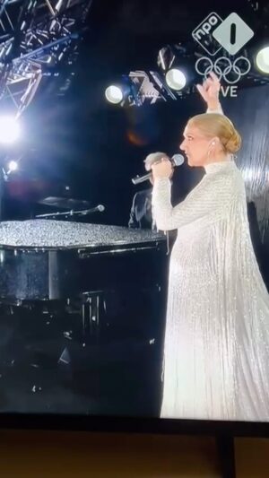 Trijntje Oosterhuis Instagram - Wat een comeback!😍🤩Fantastisch! Tranen in m’n ogen!! @celinedion zingt vanaf de Eiffeltoren voor het eerst sinds 4 lange jaren van struggling en zieke (stiff-person syndrom) tijdens deze fenomenale openingsceremonie van de Olympische Spelen in het prachtige Parijs 🌟🇫🇷
Groots en de overtreffende trap!! Maar het is Céline zo gegund 🎤 #CelineDion #Olympics #Eiffeltoren #Comeback #Legend #Music #zingengeeftzelfvertrouwen