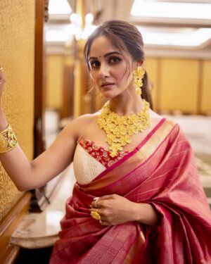 Trina Saha Instagram - Is there any better attire than a Saree?? 🥰

Wearing @anandasarees_ 
Corset blouse @_rohanpariyar 
Styling @rabhisek 
Jewellery @sencogoldanddiamonds 
MUA @sahababusona 
Captured by @priyatoshsinharoy9 
Managed by @decalogue_mgmt 

#trinsi #fashionshow