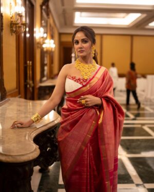 Trina Saha Instagram - Is there any better attire than a Saree?? 🥰

Wearing @anandasarees_ 
Corset blouse @_rohanpariyar 
Styling @rabhisek 
Jewellery @sencogoldanddiamonds 
MUA @sahababusona 
Captured by @priyatoshsinharoy9 
Managed by @decalogue_mgmt 

#trinsi #fashionshow