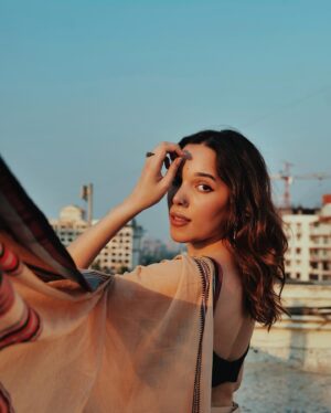 Trinetra Haldar Gummaraju Instagram - Womanhood is a war and a gift. Thank god for it.

Also, @movifiedbollywood, thank you so much for the award “Best Debutante (Series)” - extremely grateful. ❤️

@abeemanyousee made me look stunning as per usual.