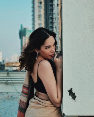 Trinetra Haldar Gummaraju Instagram - Womanhood is a war and a gift. Thank god for it.

Also, @movifiedbollywood, thank you so much for the award “Best Debutante (Series)” - extremely grateful. ❤️

@abeemanyousee made me look stunning as per usual.