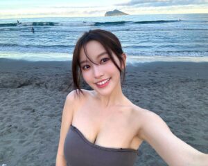 Tsai Jui-hsueh Instagram - 最近感覺自己變年輕了(´▽｀) 你們覺得呢？

一直聽說鳳凰電波很厲害 很想試試看
所以我來到台中超美的芮恩美學診所
環境高級漂亮且隱私性非常好
真的很安心放鬆✨

診所的工作人員和醫師都非常專業
耐心地解答每一個問題
感覺到被細心呵護🤍

鳳凰電波療程
效果真的非常棒🫶🏻 雖然有點小疼 但是很值得
👉🏻 @rainssom.clinic 
-
也買到很美的灰色小香短夾，好幸運🎀🧸
@printemps.paris
