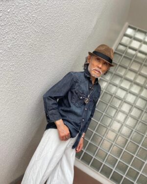 Tsurutaro Kataoka Instagram - ハット✨

⭐️NANO universe（ナノ・ユニバース）デニムシャツ💫

⭐️MAISON MARGIELA (メゾン マルジェラ)デニム👖

⭐️BEAMS （ビームス）ハット☀️

⭐️georg jensen （ジョージジェンセン）ヘマタイトイアリング👂

⭐️ネックレススカンジナビアジュエリー💎

⭐️アンティークインディアンジュエリーブレスレット✨

⭐️アンティークTouareg(トゥアレグ)シルバーリング💍

⭐️アンティークインディアンジュエリーリング💍

⭐️JUNYAWATANABE COMMEdesGARCONS MAN
（ジュンヤワタナベ　コム・デ ・ギャルソンマン）とNew Balance（ニューバランス）のコラボスニーカー👟

#片岡鶴太郎#俳優#画家#ヨーギー#ヨガ#つるちゃん#オシャレ#古着#太田プロ#芸人#ぴよこちゃん#おでん芸#ものまね#ボクシング#ちょっちゅね#pm11時起き#nanouniverse#maisonmargiela#beams#georgjensen#touareg#ハット