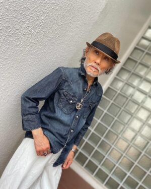 Tsurutaro Kataoka Instagram - ハット✨

⭐️NANO universe（ナノ・ユニバース）デニムシャツ💫

⭐️MAISON MARGIELA (メゾン マルジェラ)デニム👖

⭐️BEAMS （ビームス）ハット☀️

⭐️georg jensen （ジョージジェンセン）ヘマタイトイアリング👂

⭐️ネックレススカンジナビアジュエリー💎

⭐️アンティークインディアンジュエリーブレスレット✨

⭐️アンティークTouareg(トゥアレグ)シルバーリング💍

⭐️アンティークインディアンジュエリーリング💍

⭐️JUNYAWATANABE COMMEdesGARCONS MAN
（ジュンヤワタナベ　コム・デ ・ギャルソンマン）とNew Balance（ニューバランス）のコラボスニーカー👟

#片岡鶴太郎#俳優#画家#ヨーギー#ヨガ#つるちゃん#オシャレ#古着#太田プロ#芸人#ぴよこちゃん#おでん芸#ものまね#ボクシング#ちょっちゅね#pm11時起き#nanouniverse#maisonmargiela#beams#georgjensen#touareg#ハット