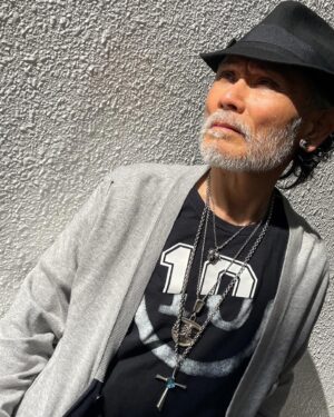 Tsurutaro Kataoka Instagram - 西陽にカーディガン🌇

⭐️Dolce & Gabbana（ドルチェ&ガッバーナ）カーディガン💫

⭐️MAISON MARGIELA (メゾン マルジェラ)Tシャツ👕

⭐️Danke Schon（ダンケシェーン）ダメージパンツ✨

⭐️JUST CAVALLI（ジャスト・カヴァリ）ハット🎩

⭐️georg jensen （ジョージジェンセン）ヘマタイトイアリング👂

⭐️GIVENCHY（ジバンシー）クロスネックレス✝️

⭐️ネックレススカンジナビアジュエリー💎

⭐️georg jensen （ジョージジェンセン）ガーネットネックレス☝️

⭐️アンティークギメルリング💍

⭐️アンティークTouareg(トゥアレグ)シルバーリング💍

⭐️アンティークインディアンジュエリーリング💍

⭐️Dr. Martens（ドクターマーチン）ブーツ🥾

#片岡鶴太郎#俳優#画家#ヨーギー#ヨガ#つるちゃん#オシャレ#古着#太田プロ#芸人#ぴよこちゃん#おでん芸#ものまね#ボクシング#ちょっちゅね#pm11時起き#dolce&gabbana#maisonmargiela#dankesxhon#justcavalli#georgjensen#givenchy#touareg#drmartens