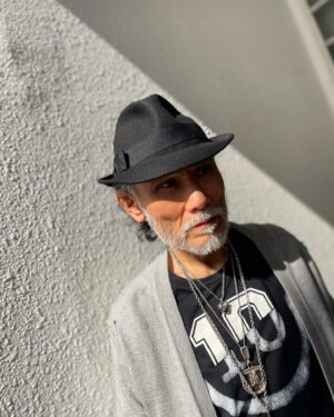 Tsurutaro Kataoka Instagram - 西陽にカーディガン🌇

⭐️Dolce & Gabbana（ドルチェ&ガッバーナ）カーディガン💫

⭐️MAISON MARGIELA (メゾン マルジェラ)Tシャツ👕

⭐️Danke Schon（ダンケシェーン）ダメージパンツ✨

⭐️JUST CAVALLI（ジャスト・カヴァリ）ハット🎩

⭐️georg jensen （ジョージジェンセン）ヘマタイトイアリング👂

⭐️GIVENCHY（ジバンシー）クロスネックレス✝️

⭐️ネックレススカンジナビアジュエリー💎

⭐️georg jensen （ジョージジェンセン）ガーネットネックレス☝️

⭐️アンティークギメルリング💍

⭐️アンティークTouareg(トゥアレグ)シルバーリング💍

⭐️アンティークインディアンジュエリーリング💍

⭐️Dr. Martens（ドクターマーチン）ブーツ🥾

#片岡鶴太郎#俳優#画家#ヨーギー#ヨガ#つるちゃん#オシャレ#古着#太田プロ#芸人#ぴよこちゃん#おでん芸#ものまね#ボクシング#ちょっちゅね#pm11時起き#dolce&gabbana#maisonmargiela#dankesxhon#justcavalli#georgjensen#givenchy#touareg#drmartens