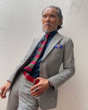 Tsurutaro Kataoka Instagram - ストライプ💫

⭐️オリジナルデザインスーツ✨

⭐️TINTORIA MATTEI954 （ティントリアマッテイ954）シャツ👔

⭐️Brilla per il gusto（ブリッラ ペル イル グスト）ネクタイ✨

⭐️オリジナルレザーベルト✨

⭐️georg jensen （ジョージジェンセン）ヘマタイトイアリング👂

⭐️アンティークインディアンジュエリーブレスレット✨

⭐️アンティークTouareg(トゥアレグ)シルバーリング💍

⭐️アンティークインディアンジュエリーリング💍

⭐️オリジナルエナメルシューズ👞

#片岡鶴太郎#俳優#画家#ヨーギー#ヨガ#つるちゃん#オシャレ#古着#太田プロ#芸人#ぴよこちゃん#おでん芸#ものまね#ボクシング#ちょっちゅね#pm11時起き