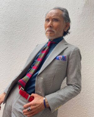 Tsurutaro Kataoka Instagram - ストライプ💫

⭐️オリジナルデザインスーツ✨

⭐️TINTORIA MATTEI954 （ティントリアマッテイ954）シャツ👔

⭐️Brilla per il gusto（ブリッラ ペル イル グスト）ネクタイ✨

⭐️オリジナルレザーベルト✨

⭐️georg jensen （ジョージジェンセン）ヘマタイトイアリング👂

⭐️アンティークインディアンジュエリーブレスレット✨

⭐️アンティークTouareg(トゥアレグ)シルバーリング💍

⭐️アンティークインディアンジュエリーリング💍

⭐️オリジナルエナメルシューズ👞

#片岡鶴太郎#俳優#画家#ヨーギー#ヨガ#つるちゃん#オシャレ#古着#太田プロ#芸人#ぴよこちゃん#おでん芸#ものまね#ボクシング#ちょっちゅね#pm11時起き