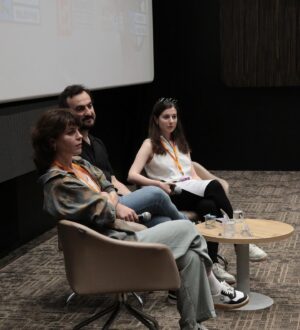 Tülin Özen Instagram - @sinemaadasi ‘nın organizasyonunu yaptığı , @sinemateksinemaevi ‘nde gerçekleşen  III. Sinematek Günleri: Sektör Buluşmaları … canım @se.nacar ‘la ‘Ben Sende Tutuklu Kaldım’ isimli oyuncu - yönetmen ilişkisi söyleşimiz.. 2 Haziran 2024.. (fotolar yeni gelmiş ya da ben yeni fark ettim maili )🍄…