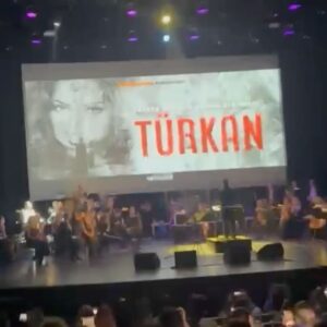 Türkan Şoray Instagram - A.K.M’deki gece benim için çok güzel ve çok özeldi.
Senfoni orkestrasından ve solistlerinden, muhteşem bir konser dinledik.
Katılımcılara, benimle bu geceyi paylaşan sevdiklerime, tüm kalbimle sevgilerimi gönderiyorum.
@net.sanat ‘a da bu güzel proje için teşekkür ediyorum.