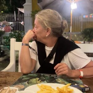 Tutú Vidaurre Instagram - ¡ Hoy celebramos la vida !
Es el cumple de mi Mamá 🥳❤️
“La Jefa” es una mujer con mucho humor, capaz de reírse con la vida y de si misma, capaz de encontrar belleza en momentos donde nadie la ve, capaz de tener bondad y ternura siempre, dispuesta a escuchar y a dar un sabio consejo… Por que yo me hago la chora, pero en verdad siempre llamo a mi mami para pedirle consejos 🐣
Mi mami me ha enseñado infinitas cosas, pero hay una que valoro cada vez más, y es que ella se reinventa mil veces, nos ha demostrado que se puede crear una vida desde cero más de una vez ( que me acuerde unas 5😅)
Y AMO que nos de el ejemplo hoy, viviendo su “mejor vida” llena de amigos , sale a parrandear más que yo, llena de juntas y talleres y cursos, dispuesta a agarrar cada oportunidad para vivir momentos lindos , me hace entender que crecer sigue siendo entretenido y que nunca hay que dejar de disfrutar la vida 💐🎂
Feliz cumpleaños mi Mami ❤️