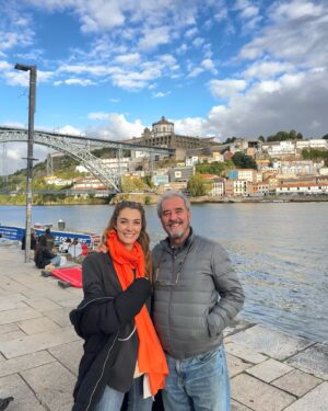 Tutú Vidaurre Instagram - Si esto no es la verdadera fortuna, ¿entonces qué es?
No puedo estar más agradecida con la vida por el Papá que me dio, y al que elegiría una y mil veces si volviera a nacer. 🥰❤️🙏🏽
Tenerte como ejemplo de amor y amabilidad, de humor y alegría, es un regalo invaluable. Aunque no vivimos en la misma ciudad, cada vez que paso por las calles de Santiago, donde anduvimos en bici o compartimos momentos especiales, siempre te recuerdo, Papá. En mis mejores recuerdos, siempre estás tú.

El buen ejemplo que me has dado es la razón por la que hoy siento que he elegido al mejor hombre para compartir mi vida. Gracias a ti, siempre busqué a alguien familiar, buena persona y luchador, como tú has sido siempre.

Una mención especial a mi Tata, el mejor abuelo del planeta 👽, y ahora, en esta nueva etapa, a mi suegro, cuya presencia en la vida de sus hijos y nietos es un ejemplo a seguir.

Si esto no es la verdadera fortuna, entonces, ¿qué lo es?