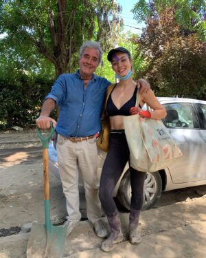 Tutú Vidaurre Instagram - Si esto no es la verdadera fortuna, ¿entonces qué es?
No puedo estar más agradecida con la vida por el Papá que me dio, y al que elegiría una y mil veces si volviera a nacer. 🥰❤️🙏🏽
Tenerte como ejemplo de amor y amabilidad, de humor y alegría, es un regalo invaluable. Aunque no vivimos en la misma ciudad, cada vez que paso por las calles de Santiago, donde anduvimos en bici o compartimos momentos especiales, siempre te recuerdo, Papá. En mis mejores recuerdos, siempre estás tú.

El buen ejemplo que me has dado es la razón por la que hoy siento que he elegido al mejor hombre para compartir mi vida. Gracias a ti, siempre busqué a alguien familiar, buena persona y luchador, como tú has sido siempre.

Una mención especial a mi Tata, el mejor abuelo del planeta 👽, y ahora, en esta nueva etapa, a mi suegro, cuya presencia en la vida de sus hijos y nietos es un ejemplo a seguir.

Si esto no es la verdadera fortuna, entonces, ¿qué lo es?