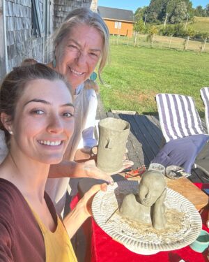 Tutú Vidaurre Instagram - ¡ Hoy celebramos la vida !
Es el cumple de mi Mamá 🥳❤️
“La Jefa” es una mujer con mucho humor, capaz de reírse con la vida y de si misma, capaz de encontrar belleza en momentos donde nadie la ve, capaz de tener bondad y ternura siempre, dispuesta a escuchar y a dar un sabio consejo… Por que yo me hago la chora, pero en verdad siempre llamo a mi mami para pedirle consejos 🐣
Mi mami me ha enseñado infinitas cosas, pero hay una que valoro cada vez más, y es que ella se reinventa mil veces, nos ha demostrado que se puede crear una vida desde cero más de una vez ( que me acuerde unas 5😅)
Y AMO que nos de el ejemplo hoy, viviendo su “mejor vida” llena de amigos , sale a parrandear más que yo, llena de juntas y talleres y cursos, dispuesta a agarrar cada oportunidad para vivir momentos lindos , me hace entender que crecer sigue siendo entretenido y que nunca hay que dejar de disfrutar la vida 💐🎂
Feliz cumpleaños mi Mami ❤️