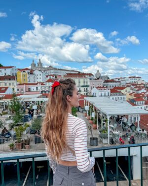 Tutú Vidaurre Instagram - #photodump viajero ✈️🧳
¡ Agrega tu foto viaando, para que no nos falten aventuras !
1. Sintra, ameee este lugar con tanta historia y color ❤️
2. Limpiando playas con Pipe, algo paso que fue chistoso 
3. Olee 🇪🇸 Segovia es hasta ahora mi lugar favorito de España 🙏🏽
4. Lisboa con sus subidas y bajadas.
5. Con mi persona favorita recorriendo☺️
6. Una posera en Miami🥵
7. Felicidad en Oporto !
8. Lluvia en Barcelona ☔️
9. En el puerto⛴️
10. Visitando a mi amiga @unicorniomariaa
