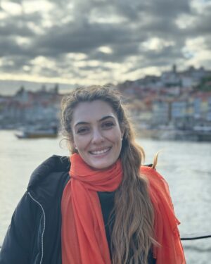 Tutú Vidaurre Instagram - #photodump viajero ✈️🧳
¡ Agrega tu foto viaando, para que no nos falten aventuras !
1. Sintra, ameee este lugar con tanta historia y color ❤️
2. Limpiando playas con Pipe, algo paso que fue chistoso 
3. Olee 🇪🇸 Segovia es hasta ahora mi lugar favorito de España 🙏🏽
4. Lisboa con sus subidas y bajadas.
5. Con mi persona favorita recorriendo☺️
6. Una posera en Miami🥵
7. Felicidad en Oporto !
8. Lluvia en Barcelona ☔️
9. En el puerto⛴️
10. Visitando a mi amiga @unicorniomariaa