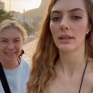 Tutú Vidaurre Instagram - ¡ Hoy celebramos la vida !
Es el cumple de mi Mamá 🥳❤️
“La Jefa” es una mujer con mucho humor, capaz de reírse con la vida y de si misma, capaz de encontrar belleza en momentos donde nadie la ve, capaz de tener bondad y ternura siempre, dispuesta a escuchar y a dar un sabio consejo… Por que yo me hago la chora, pero en verdad siempre llamo a mi mami para pedirle consejos 🐣
Mi mami me ha enseñado infinitas cosas, pero hay una que valoro cada vez más, y es que ella se reinventa mil veces, nos ha demostrado que se puede crear una vida desde cero más de una vez ( que me acuerde unas 5😅)
Y AMO que nos de el ejemplo hoy, viviendo su “mejor vida” llena de amigos , sale a parrandear más que yo, llena de juntas y talleres y cursos, dispuesta a agarrar cada oportunidad para vivir momentos lindos , me hace entender que crecer sigue siendo entretenido y que nunca hay que dejar de disfrutar la vida 💐🎂
Feliz cumpleaños mi Mami ❤️