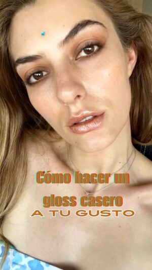 Tutú Vidaurre Instagram - Lo bueno de poder hacer tu propio gloss, es que tú eliges el estilo de este y la base, por ejemplo una base que nutra tus labios 😚