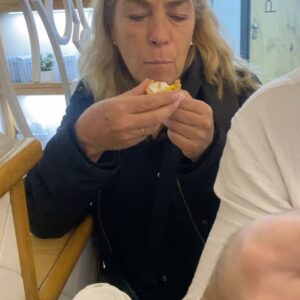 Tutú Vidaurre Instagram - ¡ Hoy celebramos la vida !
Es el cumple de mi Mamá 🥳❤️
“La Jefa” es una mujer con mucho humor, capaz de reírse con la vida y de si misma, capaz de encontrar belleza en momentos donde nadie la ve, capaz de tener bondad y ternura siempre, dispuesta a escuchar y a dar un sabio consejo… Por que yo me hago la chora, pero en verdad siempre llamo a mi mami para pedirle consejos 🐣
Mi mami me ha enseñado infinitas cosas, pero hay una que valoro cada vez más, y es que ella se reinventa mil veces, nos ha demostrado que se puede crear una vida desde cero más de una vez ( que me acuerde unas 5😅)
Y AMO que nos de el ejemplo hoy, viviendo su “mejor vida” llena de amigos , sale a parrandear más que yo, llena de juntas y talleres y cursos, dispuesta a agarrar cada oportunidad para vivir momentos lindos , me hace entender que crecer sigue siendo entretenido y que nunca hay que dejar de disfrutar la vida 💐🎂
Feliz cumpleaños mi Mami ❤️