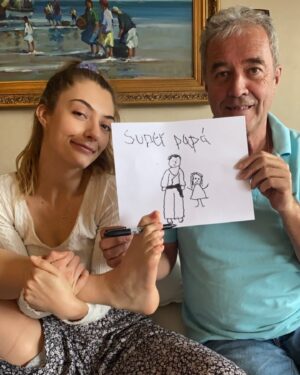 Tutú Vidaurre Instagram - Si esto no es la verdadera fortuna, ¿entonces qué es?
No puedo estar más agradecida con la vida por el Papá que me dio, y al que elegiría una y mil veces si volviera a nacer. 🥰❤️🙏🏽
Tenerte como ejemplo de amor y amabilidad, de humor y alegría, es un regalo invaluable. Aunque no vivimos en la misma ciudad, cada vez que paso por las calles de Santiago, donde anduvimos en bici o compartimos momentos especiales, siempre te recuerdo, Papá. En mis mejores recuerdos, siempre estás tú.

El buen ejemplo que me has dado es la razón por la que hoy siento que he elegido al mejor hombre para compartir mi vida. Gracias a ti, siempre busqué a alguien familiar, buena persona y luchador, como tú has sido siempre.

Una mención especial a mi Tata, el mejor abuelo del planeta 👽, y ahora, en esta nueva etapa, a mi suegro, cuya presencia en la vida de sus hijos y nietos es un ejemplo a seguir.

Si esto no es la verdadera fortuna, entonces, ¿qué lo es?