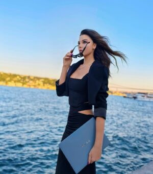 Tuvana Türkay Instagram - Zarif ama bir o kadar da güçlü! Şimdi birlikte daha güçlüyüz 🩵
Huawei MateBook X Pro, yeni ufuklara yelken açarken, esnek oled ekranı ve hafifliğiyle en iyi yol arkadaşım oldu. 💻💃🏻
#HuaweiMatebookXPro 2024
#işbirliği
@huaweimobiletr