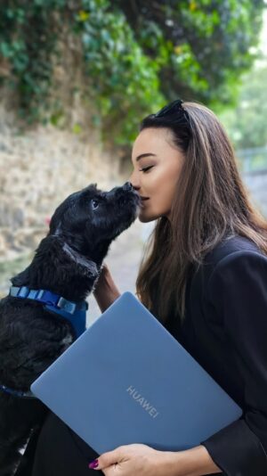 Tuvana Türkay Instagram - Ultra ince ve şık tasarımıyla, iki parmağınızın arasında taşıyabileceğiniz 980 gr bir çalışma arkadaşı hayal edin 🥹Güçlü performansı ve uzun batarya ömrüyle, nerede olursanız olun verimliliği yanınızda taşıyın. 💻

#HuaweiMateBookXPro @huaweimobiletr 
#işbirliği