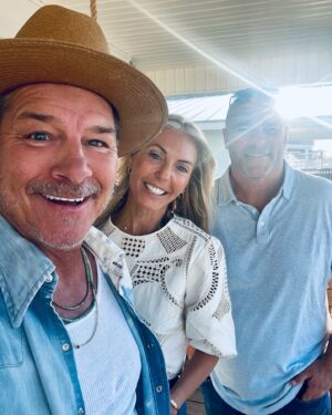 Ty Pennington Instagram - What’s this?? Oh just a casual photo of me and two of my VERY best friends 😌 …. definitely not a bribe of any kind! No no, I would never…. #pleasepickus #teamty #jk #lovethesetwo #battleonthebeach Season Finale 🎉 TOMORROW 🎉 night 9/8c on @hgtv & @streamonmax 😉