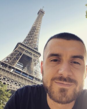 Tymofii Muzychuk Instagram - Ну ви зрозуміли)

#paris #sopilkar #toureiffel