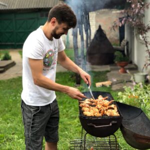 Tymofii Muzychuk Instagram - #sopilkar #відпочинок #відпустка #курочка #мангал #шашличок