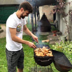 Tymofii Muzychuk Instagram - #sopilkar #відпочинок #відпустка #курочка #мангал #шашличок