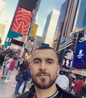 Tymofii Muzychuk Instagram - Одна з моїх мрій здійснилась, я побував в Нью-Йорку🥹 

#timessquare #newyork #sopilkar #usa