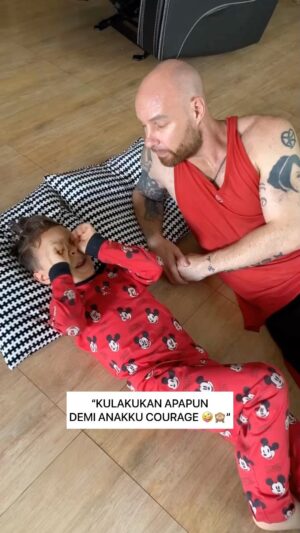 Tyson Lynch Instagram - “Apapun akan aku lakukan untukmu anakku courage! Kamu mau tidur di ubin? Okay aku temani kamu 🙈”