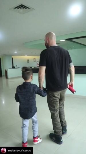 Tyson Lynch Instagram - Posted @withregram • @melaney_ricardo Takes a special character to be a Dad!
A character that needs to b sharpened all the time by God♥️
Sound by ps @juanmogi .. what an inspiring message to all men🙏
.
.
.
Video diambil saat Dadda @tyson_lynch menemani Abang Courage periksa k Opung Dr Erick,abang ada alergi sama debu2an🤪 pengambilan video SMUa sudah melalui izin kpd dokter&suster🙏🫶
Semoga pesannyanya bs menginspirasi SMUa ayah,termasuk tuan takur botak🫣😛