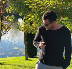 Uğur Biçer Instagram - Olm kış gelmedi mi la bu çimler niye yeşil .. halledin hadi 😎