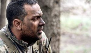 Uğur Biçer Instagram - Dizide ki ilk sahnem ve son sahnem.  Yaptığımız her şey çaba ile oluyor bu hayatta. Çaba göstermediğin, değer vermediğin , özen göstermediğin hiçbir şey büyümez. Mesela bir ağaç; tohumunu ekersin günlerce sularsın, aylarca beklersin... Kış gelir beş metre kar tutar, sonbahar gelir fırtına olur, yaz gelir kuraklık olur, kökleri titrer ama direnir, ölmez... Kaç kış geçer kaç buz görür kaç kere çürür ama ölmez... Yıllar geçer kocaman bir çınar olur, ve meyve verir. Belki herkesin bildiği bir meyve değil ama faydalı! İşte biz o meyvelerdik... 3 yıl boyunca emeği geçen herkese teşekkürler...
Batarken güneş ardından tepelerin veda vakti geldi Teletabilerin :) Elveda...
Başka projelerde görüşmek üzere!
#savaşçı #kılıçtimi
