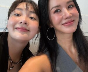 Uhm Jung-hwa Instagram - 단아하고 사랑스럽고 귀엽고 마음은 단단한 멋진 민하와의데이트!! 오늘 6:00pm 에 만나요!!
마지막영상!! 강요한거 안비밀!! #파친코 우리의데이트 장소는 저의 단골레스토랑!! @mishmashkorea