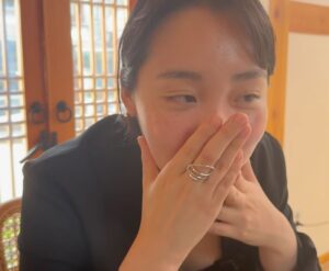 Uhm Jung-hwa Instagram - 단아하고 사랑스럽고 귀엽고 마음은 단단한 멋진 민하와의데이트!! 오늘 6:00pm 에 만나요!!
마지막영상!! 강요한거 안비밀!! #파친코 우리의데이트 장소는 저의 단골레스토랑!! @mishmashkorea